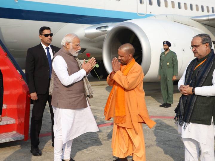 वाराणसी में प्रधानमंत्री मोदी का स्वागत करने के लिए प्रदेश के मुख्यमंत्री योगी आदित्यनाथ और बीजेपी के प्रदेश अध्यक्ष भूपेंद्र सिंह चौधरी मौजूद रहे.