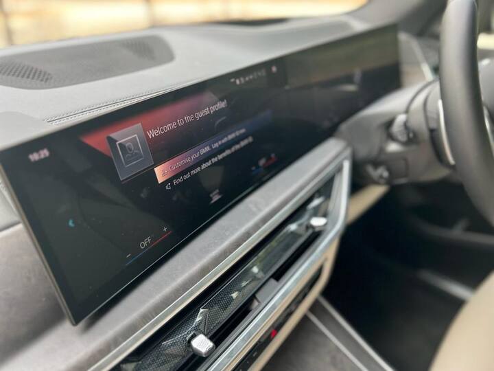 Inside, the new X5 gains a curved screen set-up while the quality of materials are top-notch for sure. The massive 14.9-inch screen is joined with a 12.3-inch digital instrument cluster while display quality or useability is superb. However, climate control buttons have been removed and now you need to use the touchscreen to do so- which means you might need to take your eyes off the road to adjust. (Image Credit: Somnath Chatterjee)