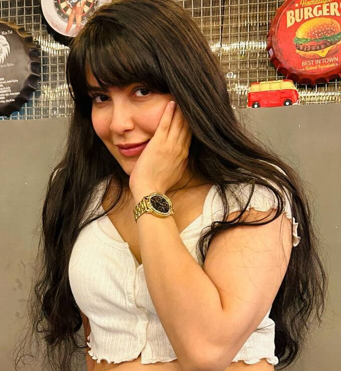 अभिषेक संग कंबल के अंदर वायरल वीडियो को लेकर भी खानजादी ने खुलकर बात की है. उन्होंने सिद्धर्थ कन्न को दिए इंटरव्यू में इसके बारे में बताया.