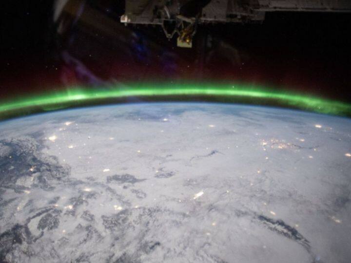 इस तस्वीर में नॉर्दर्न लाइट्स का अद्भुत नजारा दिख रहा है. नॉर्दर्न लाइट्स जिसे अरोरा भी हा जाता है. पृथ्वी पर इस नजारे को देखने के लिए लोग खूब इंतजार करते हैं. लेकिन अंतरिक्ष से एस्ट्रोनॉट से बड़े ही आसानी से देख लेते हैं. नासा द्वारा साझा की गई इस तस्वीर के कैप्शन में लिखा है,'जब अंतर्राष्ट्रीय अंतरिक्ष स्टेशन (@ISS)ऑर्बिटल नाइट टाइम के दौरान यूटा से 260 मील (418 किमी) ऊपर था, तो पृथ्वी के वायुमंडल में एक अरोरा दिख रहा था.'