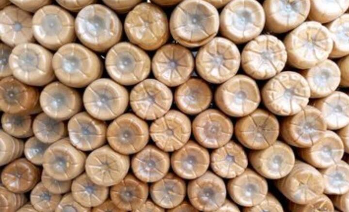 ফেলে দেওয়া প্লাস্টিকের বোতলের মুখ পর্যন্ত বালি ভর্তি করা হয় প্রথমে। এমন ভাবে সেগুলি সাজাতে হয়, যাতে বোতলের নীচের অংশ দেওয়ালের বহির্ভাগে থাকে। এর পর সিমেন্ট দিয়ে ইঁট গাঁথার মতো করে কাদামাটি গুলে বোতলগুলি পর পর জুড়ে দেওয়াল তোলা হয়।   ছবি: টাটেহ্ লেহবিব বারিকার ট্যুইটার হ্যান্ডল থেকে সংগৃহীত।