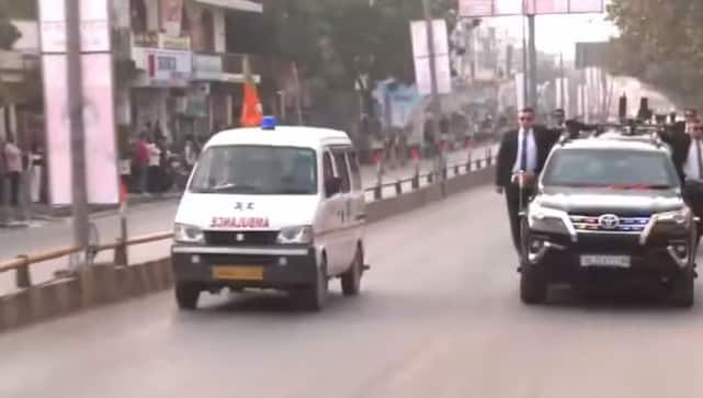 PM Modis convoy gives way to ambulance during Varanasi roadshow PM modi Roadshow: પ્રધાનમંત્રી મોદીએ વારાણસીમાં પોતાનો કાફલો રોકી એમ્બ્યૂલન્સને આપ્યો રસ્તો