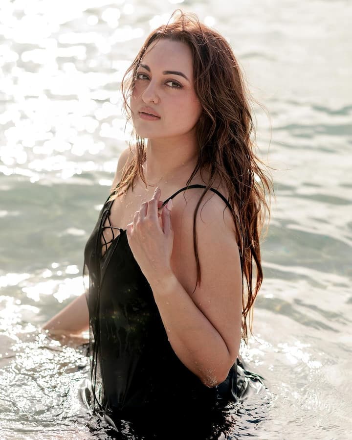 బాలీవుడ్ బ్యూటీ సోనాక్షి సిన్హా బీచ్​లో మెరిసింది. బ్లాక్​ బికినీలో ఫోటోలకు ఘాటు ఫోజులిచ్చింది.