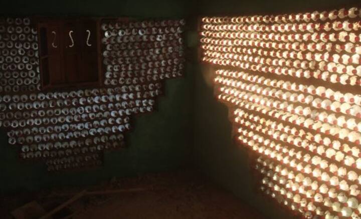 এর ফলশ্রুতি হিসেবে হাজার হাজার শরণার্থী হিসেবে আজও বেঁচে রয়েছেন। শরণার্থী শিবিরের তাঁবুতেই বছরের পর বছর কাটিয়ে দিচ্ছেন তাঁরা। ভাগ্য যাঁদের উপর একটু প্রসন্ন টিনের চালা গড়ে তুলতে পেরেছেন। কিন্তু সাহারা মরুভূমি অঞ্চলে সেই টিনের ঘরে থাকা জতুগৃহে থাকার সমান।    ছবি: টাটেহ্ লেহবিব বারিকার ট্যুইটার হ্যান্ডল থেকে সংগৃহীত।