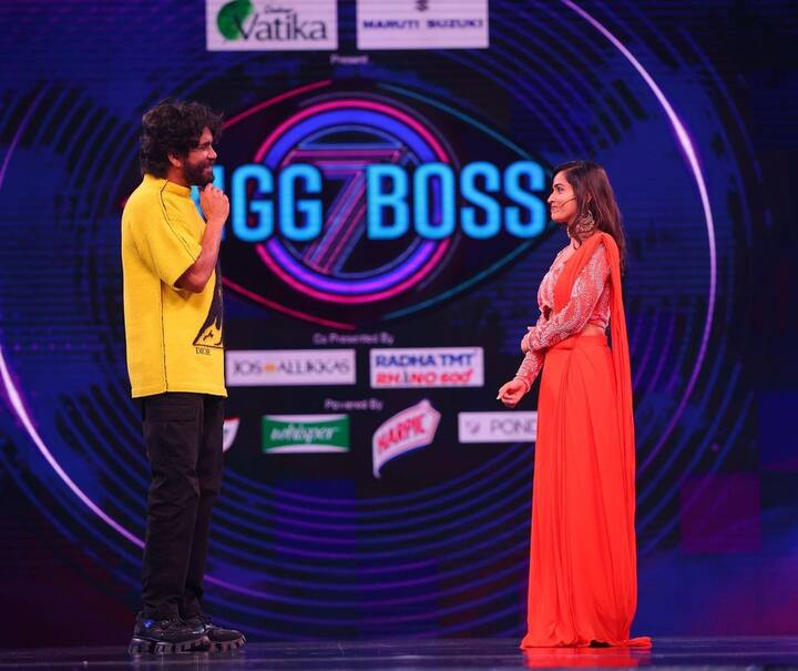 'బిగ్ బాస్ 7' ఫినాలే స్టేజి మీద కింగ్ అక్కినేని నాగార్జునతో శోభా శెట్టి (Image Courtesy: shobhashettyofficial / Instagram)