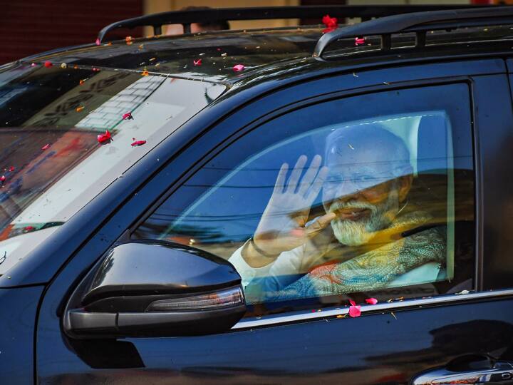 प्रधानमंत्री मोदी ने भी अपने काफिले से हाथ जोड़कर सभी का अभिवादन स्वीकार किया