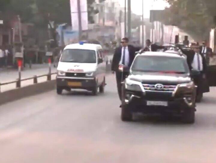 PM Modi convoy left way for ambulance during roadshow in Varanasi PM Modi In Varanasi: पीएम मोदी ने एंबुलेंस देख रुकवाया अपना काफिला, वीडियो आया सामने