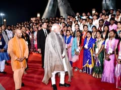 IN Pics: एयरपोर्ट से लेकर नमो घाट तक, बनारस में अलग अंदाज में हुआ पीएम मोदी का स्वागत, देखें तस्वीरें