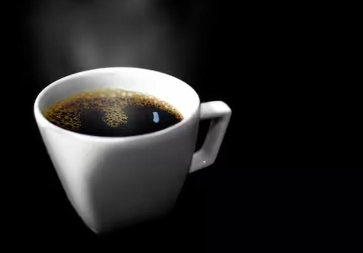 ਕੌਫੀ ਨੂੰ 15ਵੀਂ ਸਦੀ ਵਿੱਚ ਪੀਣ ਵਾਲੇ ਪਦਾਰਥ ਵਜੋਂ ਵਰਤਿਆ ਜਾਣ ਲੱਗਾ। ਇਸ ਸਮੇਂ ਕੌਫੀ ਦੋ ਤਰੀਕਿਆਂ ਨਾਲ ਪੀਤੀ ਜਾਂਦੀ ਸੀ।ਪਹਿਲਾ ਤਰੀਕਾ ਕਾਹਵਾ ਬੰਨੀਆ ਦੇ ਰੂਪ ਵਿੱਚ ਸੀ। ਇਸ ਵਿੱਚ ਕੌਫੀ ਬੀਨਜ਼ ਨੂੰ ਬਰੀਕ ਕਰਨ ਤੋਂ ਪਹਿਲਾਂ ਭੁੰਨਿਆ ਜਾਂਦਾ ਸੀ ਅਤੇ ਦੂਜਾ ਤਰੀਕਾ ਕਾਹਵਾ ਕਿਸ਼ਰੀਆ ਦੇ ਰੂਪ ਵਿੱਚ ਸੀ।