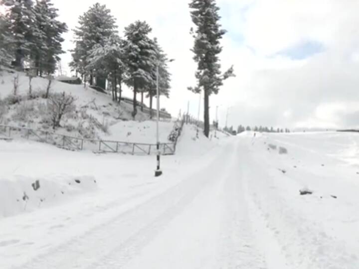 Roads were covered with sheets of snow. The snowfall occurred after a feeble western disturbance hit J&K on Saturday. (Image Source: X/@ANI)