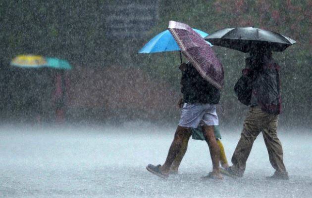 डोंगराळ भागात बर्फवृष्टी (Snowfall) झाल्यानंतर मैदानी भागात थंडी वाढली आहे. राजधानी दिल्लीत कडाक्याची थंडी सुरू झाली आहे.