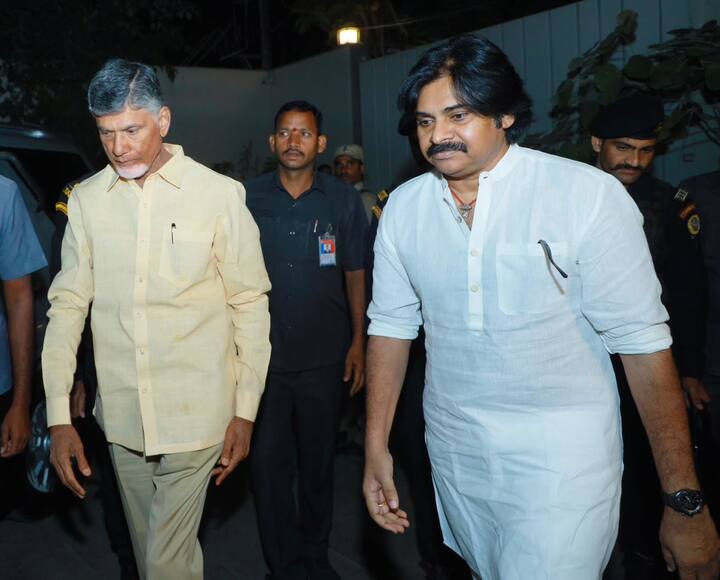 మరికొన్ని నెలల్లో ఏపీలో ఎన్నికలు ఉన్నందున పవన్, చంద్రబాబు భేటీపై ఉత్కంఠ నెలకొంది. ఏపీలో ప్రస్తుత రాజకీయ పరిణామాలపై జనసేనానితో చంద్రబాబు చర్చించేందుకు వెళ్లారని ప్రచారం జరుగుతోంది. టీడీపీ మేనిఫెస్టో, లేక ఉమ్మడి మేనిఫెస్టోనా అనే అంశాలపై చర్చ జరిగే ఛాన్స్ ఉంది.