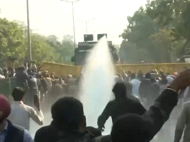Chandigarh Police use water cannon on Youth Congress workers protesting against Punjab law and order situation Chandigarh: पंजाब की कानून व्यवस्था को लेकर चंडीगढ़ में यूथ कांग्रेस का प्रदर्शन, पुलिस ने चलाया वाटर कैनन