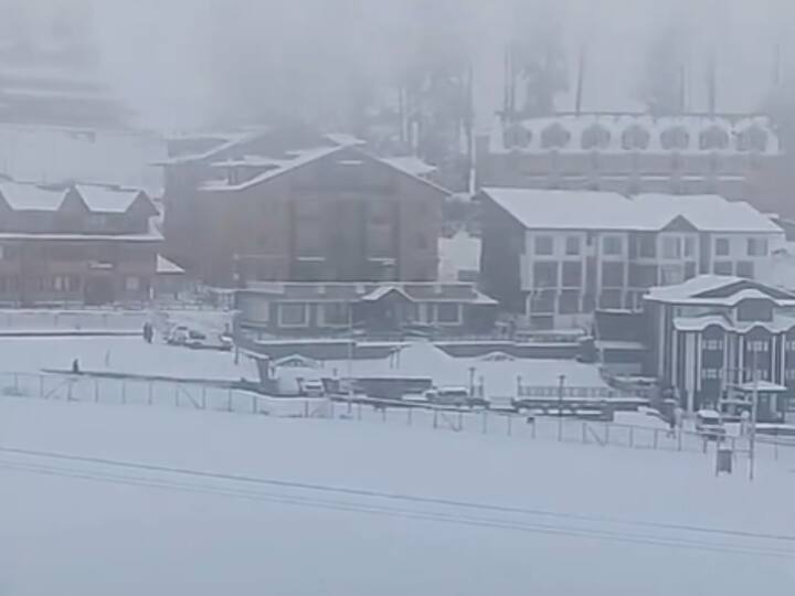 Locals and tourists in Jammu and Kashmir's Gulmarg woke up to a blanket of snow covering the house roofs and the ground on Sunday. (Image Source: X/@ANI)