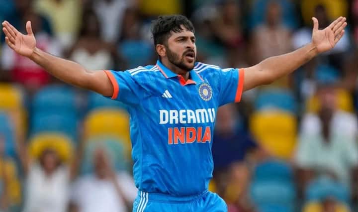 ਸ਼ਾਰਦੁਲ ਠਾਕੁਰ ਇਸ ਸੂਚੀ 'ਚ ਇੱਕ ਭਾਰਤੀ ਖਿਡਾਰੀ ਦਾ ਨਾਂ ਵੀ ਸ਼ਾਮਲ ਹੈ। ਸ਼ਾਰਦੁਲ ਠਾਕੁਰ ਨੂੰ ਲੋਕ ਭਗਵਾਨ ਵੀ ਕਹਿੰਦੇ ਹਨ, ਕਿਉਂਕਿ ਉਹ ਅਕਸਰ ਇੱਕ ਸਮੇਂ ਵਿੱਚ 2-3 ਵਿਕਟਾਂ ਲੈਣ ਲਈ ਜਾਣਿਆ ਜਾਂਦਾ ਹੈ। ਇਸ ਤੋਂ ਇਲਾਵਾ ਸ਼ਾਰਦੁਲ ਆਪਣੀ ਬੱਲੇਬਾਜ਼ੀ ਨਾਲ ਹੇਠਲੇ ਕ੍ਰਮ ਵਿੱਚ ਕੁਝ ਵੱਡੇ ਸ਼ਾਟ ਮਾਰਨ ਦੀ ਸਮਰੱਥਾ ਰੱਖਦਾ ਹੈ। ਸ਼ਾਰਦੁਲ ਚੇਨਈ ਸੁਪਰ ਕਿੰਗਜ਼, ਕੋਲਕਾਤਾ ਨਾਈਟ ਰਾਈਡਰਜ਼ ਅਤੇ ਦਿੱਲੀ ਕੈਪੀਟਲਸ ਵਰਗੀਆਂ ਟੀਮਾਂ ਨਾਲ ਖੇਡ ਚੁੱਕਾ ਹੈ। ਇਸ ਲਈ ਕੁਝ ਟੀਮਾਂ ਇਸ ਭਾਰਤੀ ਆਲਰਾਊਂਡਰ ਲਈ ਖੁੱਲ੍ਹੇ ਦਿਲ ਨਾਲ ਪੈਸਾ ਖਰਚ ਕਰ ਸਕਦੀਆਂ ਹਨ।