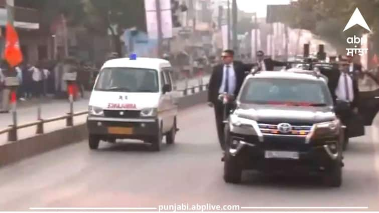 PM Modi stopped his caravan and gave way to the ambulance video viral PM Modi In Varanasi: PM ਮੋਦੀ ਨੇ ਆਪਣਾ ਕਾਫ਼ਲਾ ਰੁਕਵਾਕੇ ਐਂਬੂਲੈਂਸ ਨੂੰ ਦਿੱਤਾ ਰਸਤਾ, ਵੀਡੀਓ ਵਾਇਰਲ