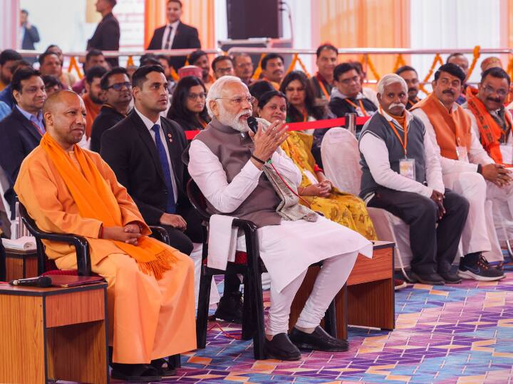 प्रधानमंत्री नरेंद्र मोदी रविवार, 17 दिसंबर, 2023 को वाराणसी में 'विकित भारत संकल्प यात्रा' में लाभार्थियों के साथ बातचीत करते हैं, इसमें उत्तर प्रदेश के मुख्यमंत्री योगी आदित्यनाथ भी नजर आ रहे हैं.