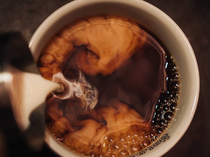 वहीं कॉफी को पेय के रूप में 15वीं शताब्दी में इस्तेमाल किया जाने लगा. इस समय कॉफी दो तरह से पी जाती थी.पहला तरीका था कहवा बन्निया के रूप में. इसमें कॉफी बीन्स को बनाने से पहले भूना जाता था और दूसरा तरीका था कहवा किशरिया के रूप में. इसमें हस्क बेरी को हल्का-हल्का भूना जाता था और फिर इस्तेमाल किया जाता है.