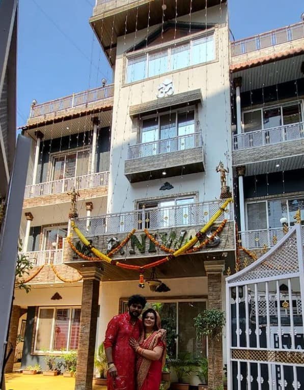 यश कुमार और निधि झा ने मिलकर मुंबई के अपना बंगला बनवाया है. वहीं कपल ने अपने इस नए आशियाने के गृह प्रवेश की तस्वीरें फैंस के साथ से शेयर की हैं.