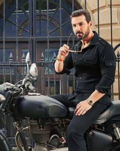 John Abraham Inside Home: मुंबई में करोड़ों के ‘द स्काई विला’ में ठाठ से रहते हैं जॉन अब्राहम, इंटीरियर देख भूल जाएंगे ‘मन्नत’