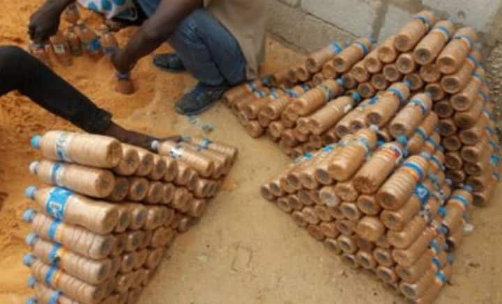 প্রথমে নিজের ঠাকুমার জন্য এমন একটি বাড়ি তৈরি করেছেন লেহবিব। রাষ্ট্রপুঞ্জের শরণার্থী বিভাগের চোখে পড়ে বিষয়টি। তাতে লেহবিবকে ৬০ হাজার ডলার দেয় তারা আরও ২৫টি এমন বাড়ি তৈরির জন্য।   ছবি: টাটেহ্ লেহবিব বারিকার ট্যুইটার হ্যান্ডল থেকে সংগৃহীত।