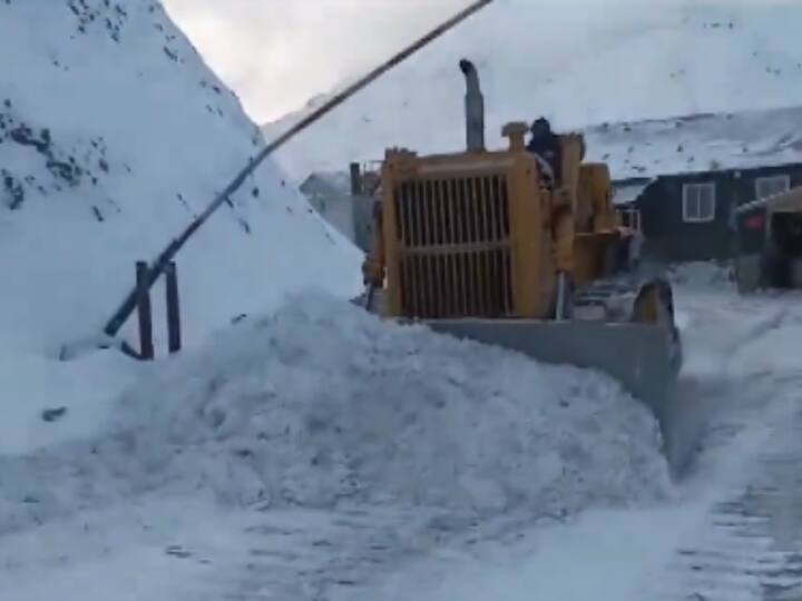Snow clearance work was also carried out in some of the regions in Jammu and Kashmir today. (Image Source: X/@PTI)