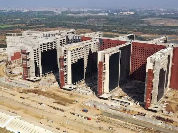 सर्वात उंच पुतळ्यानंतर जगातील सर्वात मोठ्या कार्यालयाचा विक्रमही भारताच्या नावावर होणार आहे. आज पंतप्रधान नरेंद्र मोदी सूरतमध्ये जगातील सर्वात मोठ्या कार्यालयीन इमारतीचं उद्घाटन करणार आहेत.