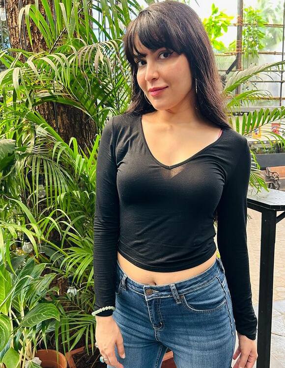 कहा गया था कि अभिषेक और खानजादी कंबल में थे और किस किया था. इस पर खानजादी ने कहा- ऐसा कुछ नहीं है. अभिषेक कुछ बताने आया था तो मैंने उसे कहा कि ये सब मत कर. हम लोगों ने किस नहीं किया था.