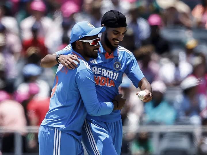 IND vs SA 1st ODI: दक्षिण अफ्रीका के बीच तीन वनडे मैचों की सीरीज का पहला मुकाबला भारत ने 8 विकेट से जीता. यहां अर्शदीप सिंह ने लाजवाब गेंदबाजी की.