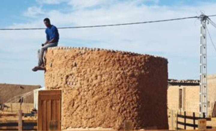 পরিবেশ দূষণ এবং জলবায়ু পরিবর্তনের জন্য প্লাস্টিককেই মূলত দায়ী করেন পরিবেশবিদ এবং বিজ্ঞানীরা। প্রতি বছর সাগর মহাসাগরের জলে ৮০ লক্ষ টন প্লাস্টিক ফেলা হয় বলে পরিসংখ্যান সামনে এসেছে। এর মধ্যে নাইজিরিয়াতেই বছরে ২৫ লক্ষ টন প্লাস্টিক বর্জ্য মেলে। তাই প্লাস্টিকের বোতল দিয়ে বাড়ি তৈরির এই ভাবনা পৃথিবীকে সুস্থ করে তুলতে পারে বলে আশাবাদী পরিবেশ এবং বিজ্ঞান সচেতন মানুষজন।    ছবি: টাটেহ্ লেহবিব বারিকার ট্যুইটার হ্যান্ডল থেকে সংগৃহীত।