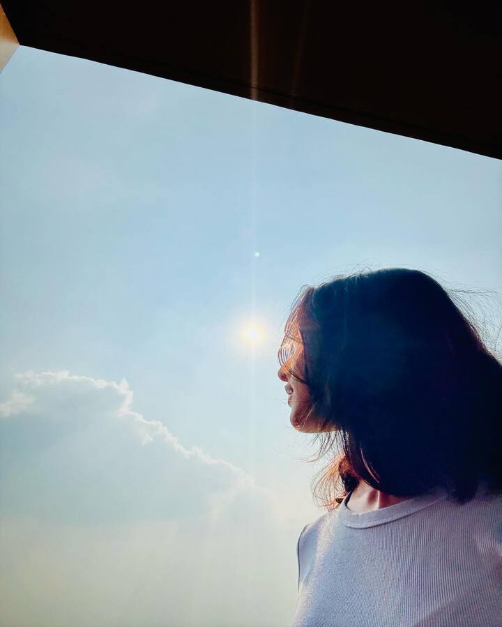 తాజాగా సెల్ఫీలు తీసుకుని.. సూర్యుడు ఇంతబాగా సహకరిస్తే 250 ఏంటి 300 అయినా సెల్ఫీలు దిగొచ్చు అంటూ క్యాప్షన్ ఇచ్చింది.