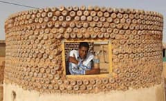 Plastic Bottle Homes: খরচ ন্যূনতম, হেসে-খেলে কেটে যাবে ৩০০ বছর, প্লাস্টিকের বোতল আর বালি সহায়, মাথার উপর ছাদ পাচ্ছেন গৃহহীনরা