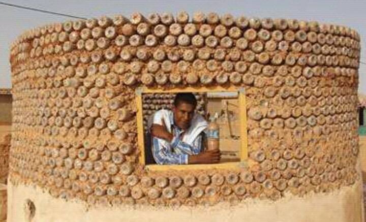 দিনভর হাড়ভাঙা পরিশ্রমের পর বাড়ি ফিরে নিশ্চিন্তে ঘুমাতে পারলে, আর কিছু চাই না আমরা। কিন্তু পৃথিবীতে এমন হাজার হাজার, লক্ষ লক্ষ মানুষ রয়েছেন, নিজের বাড়ি বলে কিছু নেই তাঁদের।    ছবি: টাটেহ্ লেহবিব বারিকার ট্যুইটার হ্যান্ডল থেকে সংগৃহীত।