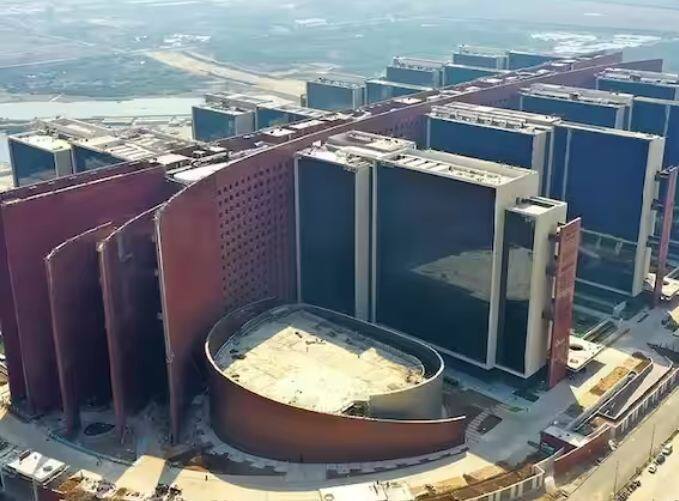 ਸੂਰਤ ਡਾਇਮੰਡ ਬਰਸ ਦਾ ਨਾਂ ਪਹਿਲਾਂ ਹੀ ਗਿਨੀਜ਼ ਬੁੱਕ ਆਫ ਵਰਲਡ ਰਿਕਾਰਡ ਵਿੱਚ ਦਰਜ ਹੋ ਚੁੱਕਾ ਹੈ। ਇਸ ਨੂੰ ਦੁਨੀਆ ਦੀ ਸਭ ਤੋਂ ਵੱਡੀ ਦਫਤਰੀ ਇਮਾਰਤ ਹੋਣ ਦਾ ਮਾਣ ਹਾਸਲ ਹੈ।