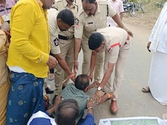 పోలీస్ కాళ్లు పట్టుకున్న రైతన్న - తమకు సాయం చేయాలని వినతి