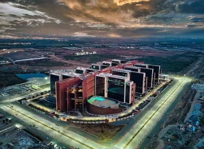 ਸਭ ਤੋਂ ਉੱਚੀ ਮੂਰਤੀ ਤੋਂ ਬਾਅਦ ਦੁਨੀਆ ਦੇ ਸਭ ਤੋਂ ਵੱਡੇ ਦਫਤਰ ਦਾ ਰਿਕਾਰਡ ਭਾਰਤ ਦੇ ਨਾਂ ਦਰਜ ਹੋਣ ਜਾ ਰਿਹਾ ਹੈ। ਅੱਜ ਪ੍ਰਧਾਨ ਮੰਤਰੀ ਨਰਿੰਦਰ ਮੋਦੀ ਸੂਰਤ ਵਿੱਚ ਦੁਨੀਆ ਦੇ ਸਭ ਤੋਂ ਵੱਡੇ ਦਫ਼ਤਰ ਦੀ ਇਮਾਰਤ ਦਾ ਉਦਘਾਟਨ ਕਰਨ ਜਾ ਰਹੇ ਹਨ।