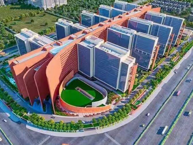 ਸੂਰਤ ਡਾਇਮੰਡ ਬਰਸ ਦਾ ਨਾਂ ਪਹਿਲਾਂ ਹੀ ਗਿਨੀਜ਼ ਬੁੱਕ ਆਫ ਵਰਲਡ ਰਿਕਾਰਡ ਵਿੱਚ ਦਰਜ ਹੋ ਚੁੱਕਾ ਹੈ। ਇਸ ਨੂੰ ਦੁਨੀਆ ਦੀ ਸਭ ਤੋਂ ਵੱਡੀ ਦਫਤਰੀ ਇਮਾਰਤ ਹੋਣ ਦਾ ਮਾਣ ਹਾਸਲ ਹੈ।