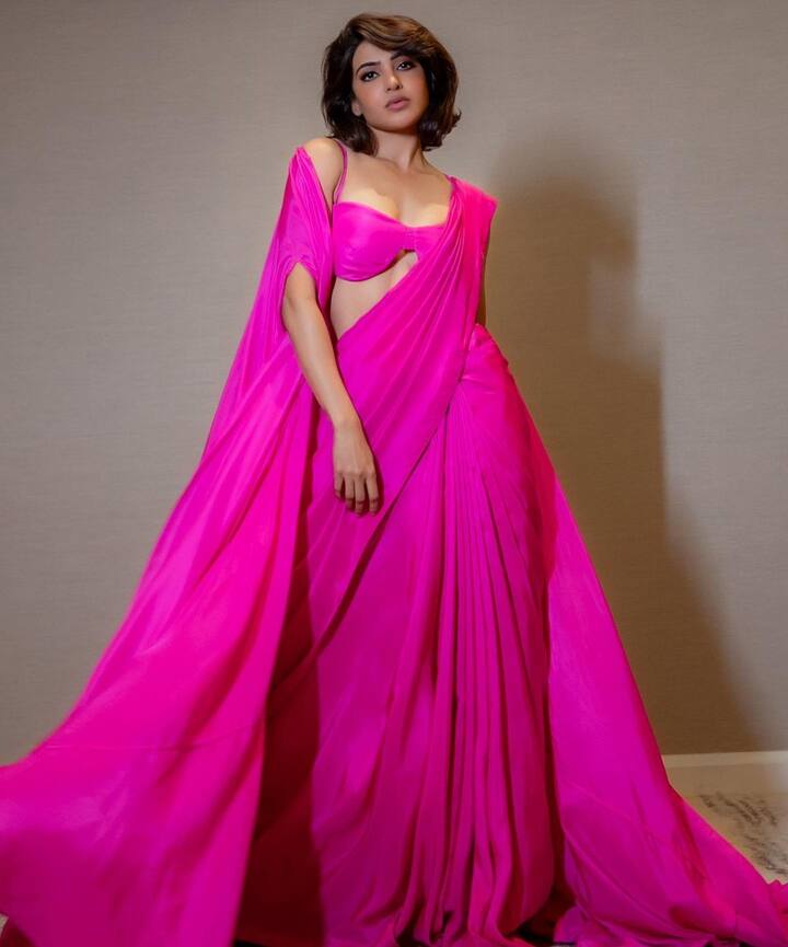 दूसरे फैन ने लिखा, 'इन दिनों अगर आपको लगता है कि आप खुद को जानते हैं तो लाइफ आपके लिए सरप्राइज लेकर आती है', इस पर एक्ट्रेस ने लिखा- 'कुछ अच्छा कुछ बुरा लेकिन यह चीज आपको अलग बनाती है'.