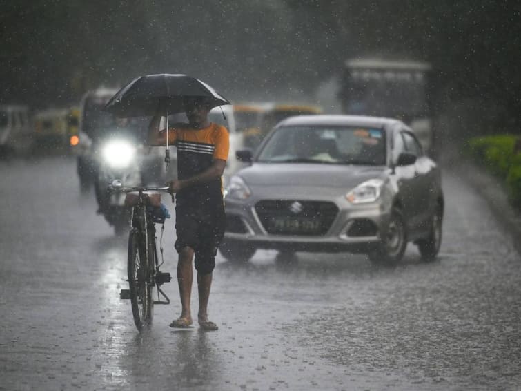 TN Rain Alert chances of   light to moderate rain in next 3 hours in 14 districts TN Rain Alert: அடுத்த 3 மணி நேரம் அலர்ட் மக்களே.. 14 மாவட்டங்களில் மழைக்கு வாய்ப்பு..!