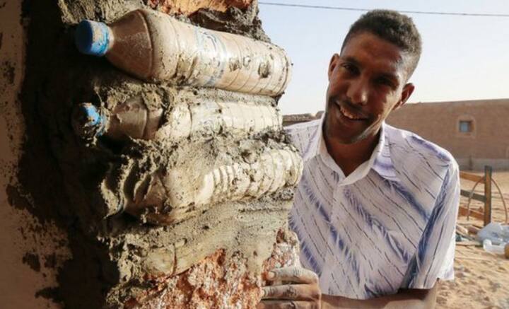 লেহবিব নিজেও সেভাবেই বড় হয়েছেন। কিন্তু রাষ্ট্রপুঞ্জের শরণার্থী বিভাগ থেকে স্কলারশিপ পেয়ে উচ্চশিক্ষা সম্পূর্ণ করেন তিনি। পুনর্নবীকরণযোগ্য শক্তি নিয়ে পড়াশোনা করেন। এর পর নিজের লোকজনদের জন্য কিছু করার কথা ভাবেন। অভিনব উপায়ও বের করে ফেলেন।    ছবি: টাটেহ্ লেহবিব বারিকার ট্যুইটার হ্যান্ডল থেকে সংগৃহীত।