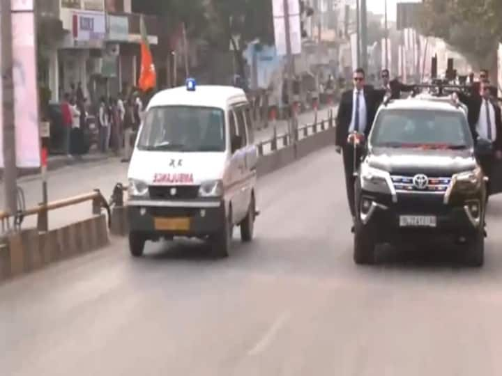 PM Modi Stops His Convoy To Let Ambulance Pass In Uttar Pradesh Varanasi ஆம்புலன்ஸில் தவித்த நோயாளி.. கான்வாயை நிறுத்தி வழிவிட்டு உதவிய பிரதமர் மோடி