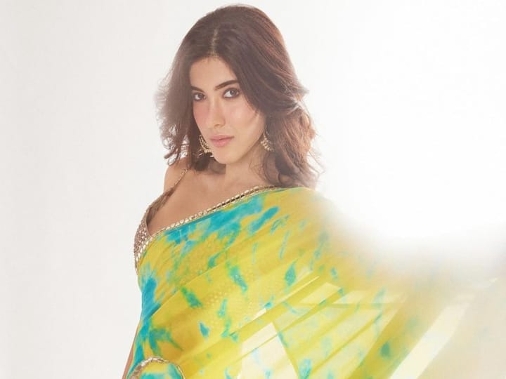 With her most recent yellow saree ensemble, Shanaya Kapoor captivates her fans.