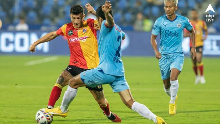 East Bengal vs Mumbai City FC: কিন্তু পরাক্রমশালী মুম্বই সিটি এফসি-কে (Mumbai City FC) তাদের ঘরের মাঠে রুখে দিয়ে লিগ জমিয়ে দিল ইস্টবেঙ্গল (East Bengal FC)।