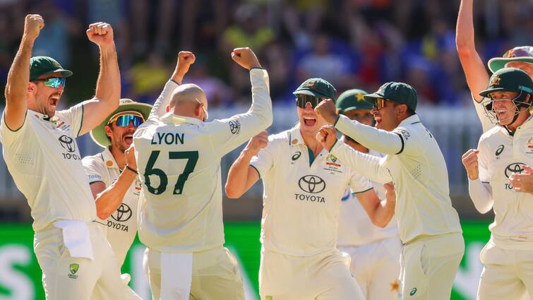 Australian pace battery dismantle Pakistan batting handing them 360 run defeat AUS vs PAK: অজ়ি পেসারদের বিরুদ্ধে তাসের ঘরের মতো ভাঙল ব্যাটিং, ৩৬০ রানে হার পাকিস্তানের