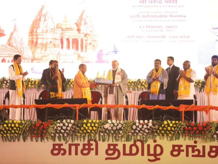 कटिंग मेमोरियल से कार्यक्रम पूर्ण होने के बाद प्रधानमंत्री नरेंद्र मोदी सड़क मार्ग से ही नमो घाट पहुंचे जहां उन्होंने 17 दिसंबर से 30 दिसंबर तक आयोजित होने वाले काशी तमिल संगमम द्वितीय का शुभारंभ किया.