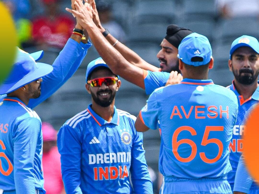 indias arshdeep singh, avesh khan shines in first odi South Africa registers lowest ODI total at home IND Vs SA 1st ODI: பந்துவீச்சில் மிரட்டிய இந்தியா.. உள்ளூர் ரசிகர்கள் முன்பு தென்னாப்ரிக்காவிற்கு இப்படி ஒரு அவமானமா..!