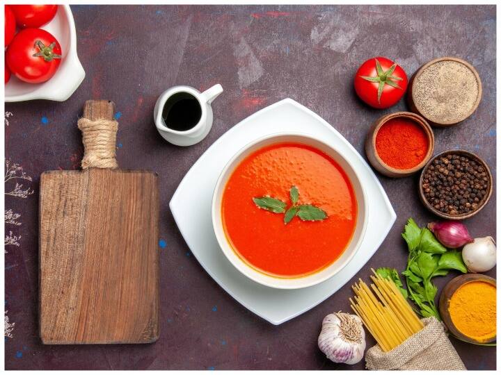 सर्दियों में आने वाले लाल-लाल टमाटरों से इस सीजन सूप की जगह शोरबा बनाएं. इंडियन ट्विस्ट लिए ये डिश सर्दियों में खास पसंद की जाती है. नोट कर लें आसान सी रेसिपी.