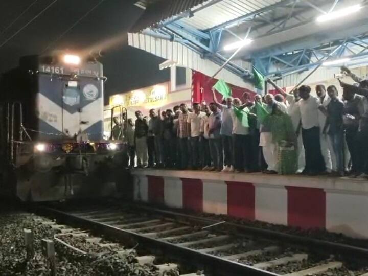 Bhavnagar-Jetalsar train extended to Porbandar, MP Ramesh Dhaduk gives green signal Porbandar News: ભાવનગર-જેતલસર ટ્રેનને પોરબંદર સુધી લંબાવવામાં આવી, સાંસદ રમેશ ધડૂકે બતાવી લીલી ઝંડી