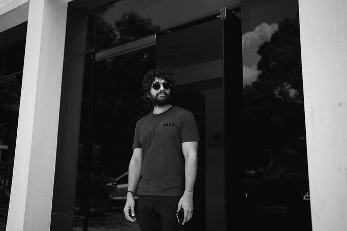 साउथ फिल्मों के सुपरस्टार अल्लू अर्जुन अपनी फिल्मों के कारण अक्सर ही सुर्खियों में बने रहते हैं. खासतौर पर काफी समय से वह 'पुष्पा 2: द रूल' की वजह से हर दिन खबरों में आ जाते हैं.