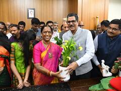 మంత్రిగా బాధ్యతలు మంత్రి కొండా సురేఖ బాధ్యతలు, తొలి సంతకం ఆ ఫైలు పైనే